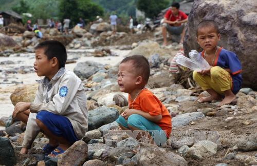 Ngành ngân hàng hỗ trợ đồng bào thiệt hại sau lũ ảnh 1